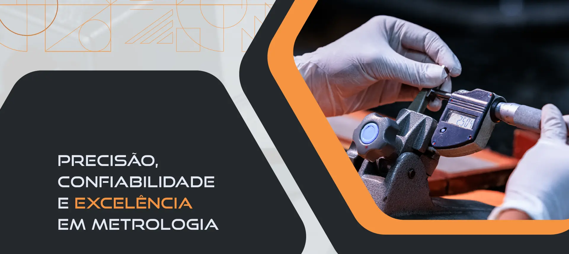 Profissional realizando medição precisa com equipamentos de alta tecnologia para garantir excelência em metrologia.